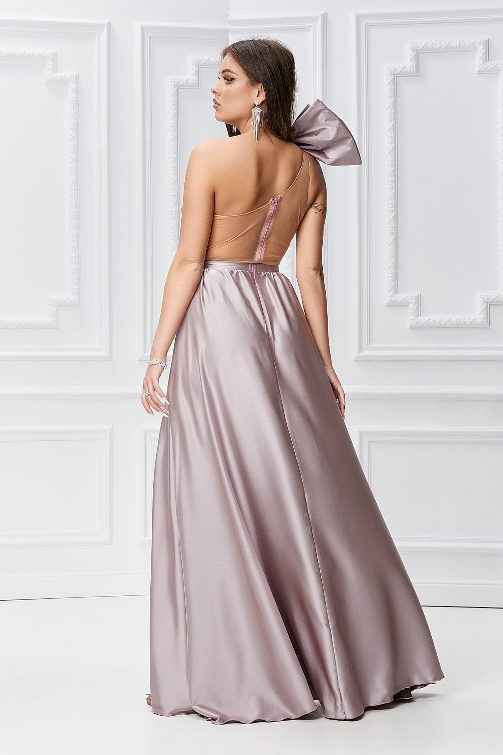 Elegante abito con fioco decorativo - immagine 2