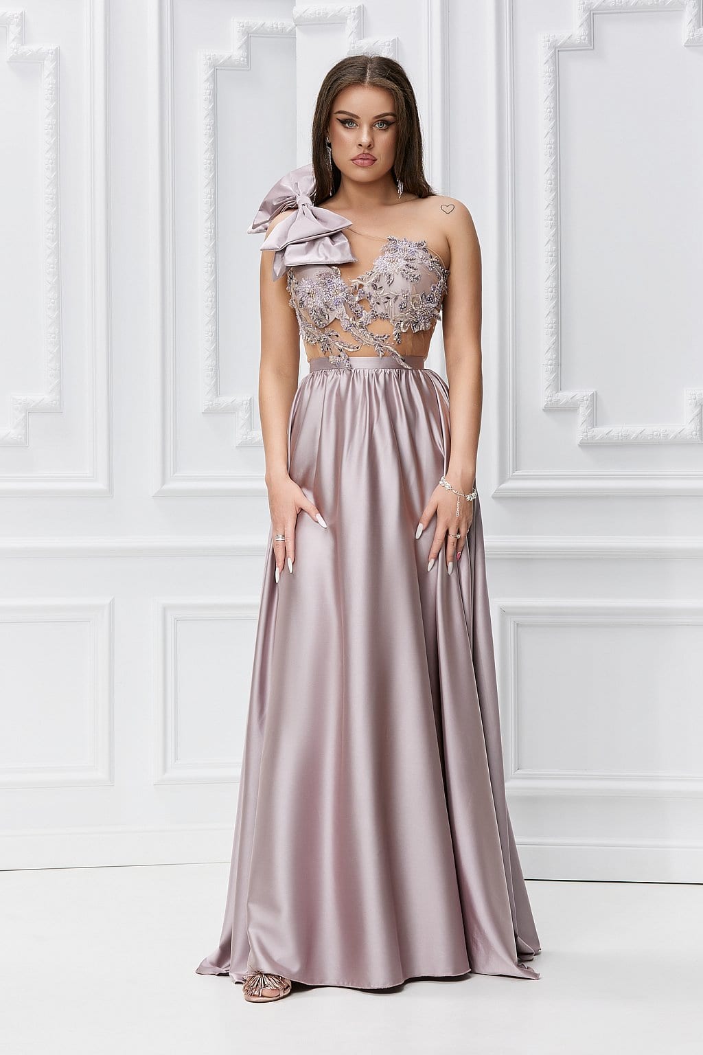 Elegante abito con fioco decorativo