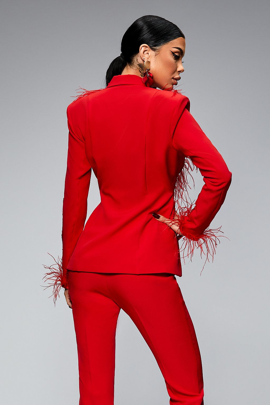 Tailleur con piume decorative e ricami - immagine 2