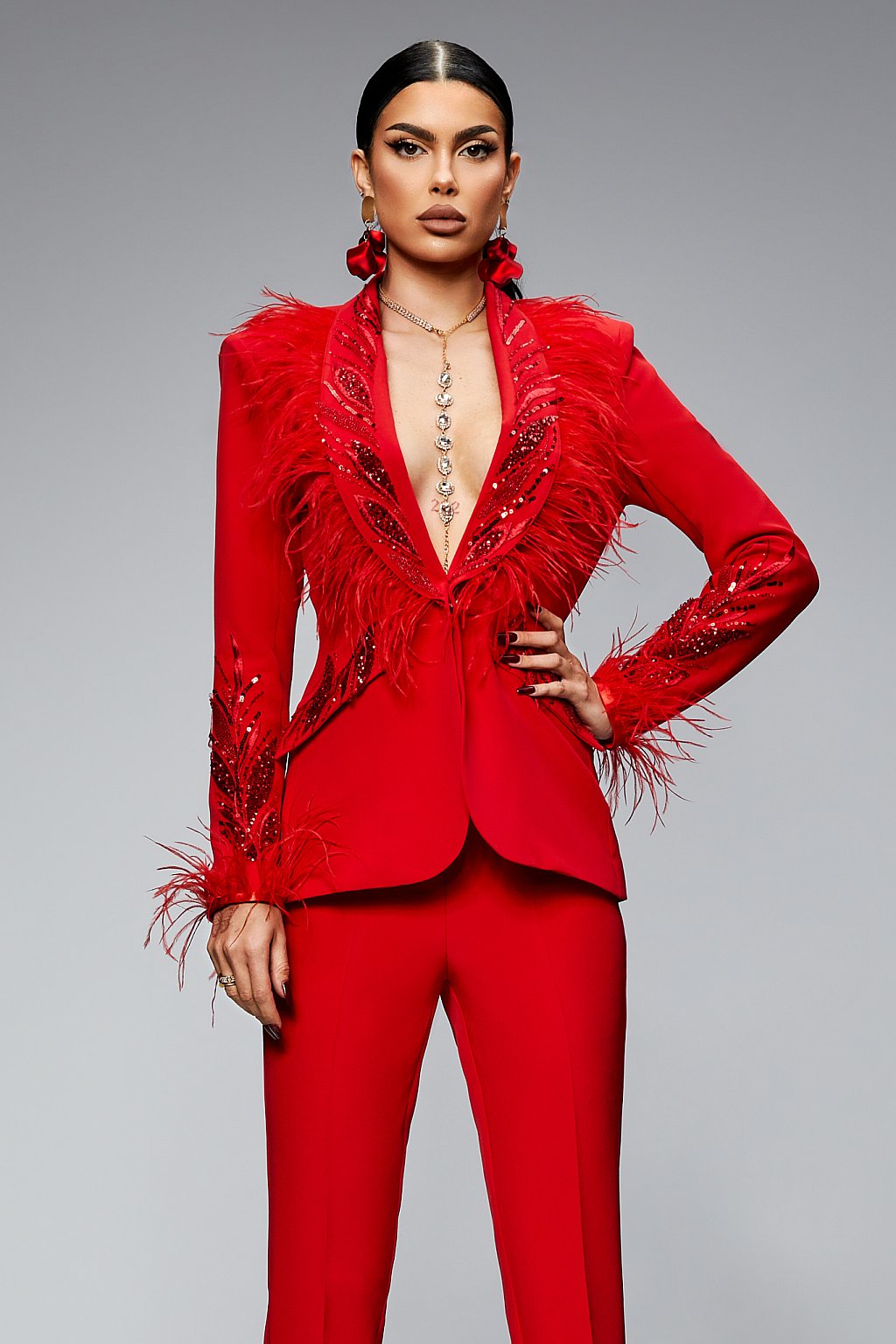 Tailleur con piume decorative e ricami - immagine 4