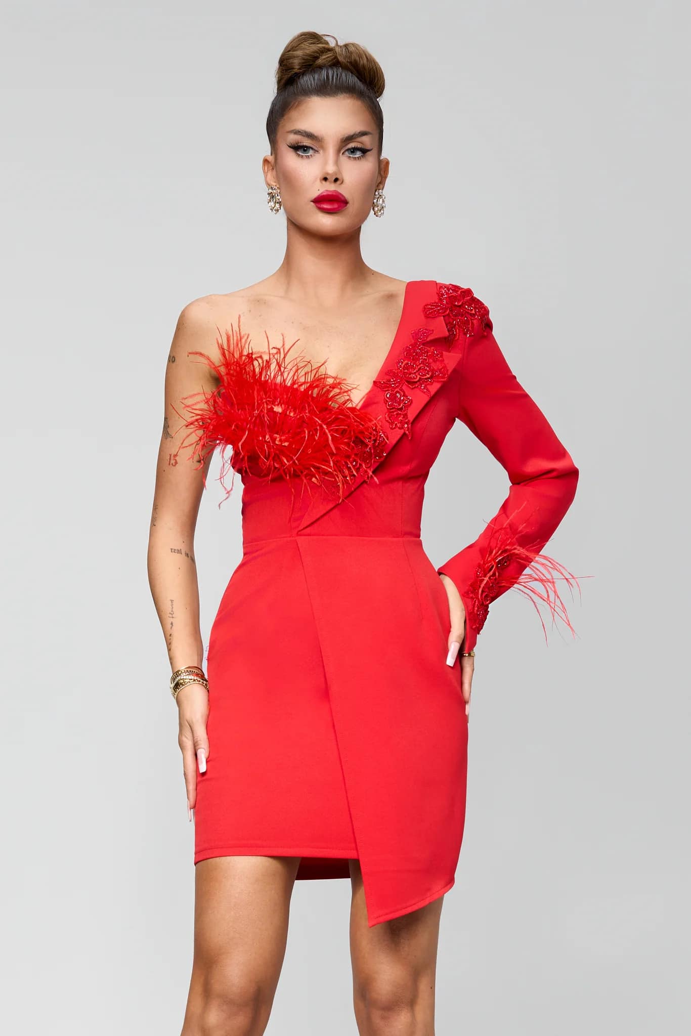 Elegante miniabito mono manica con piume e strass