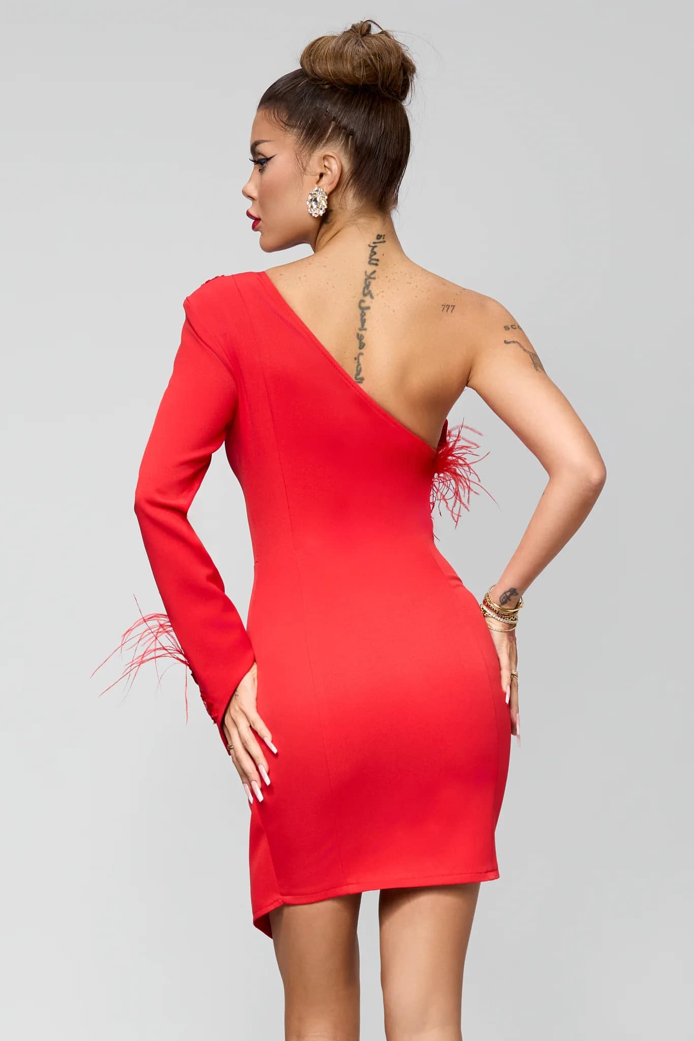 Elegante miniabito mono manica con piume e strass - immagine 2
