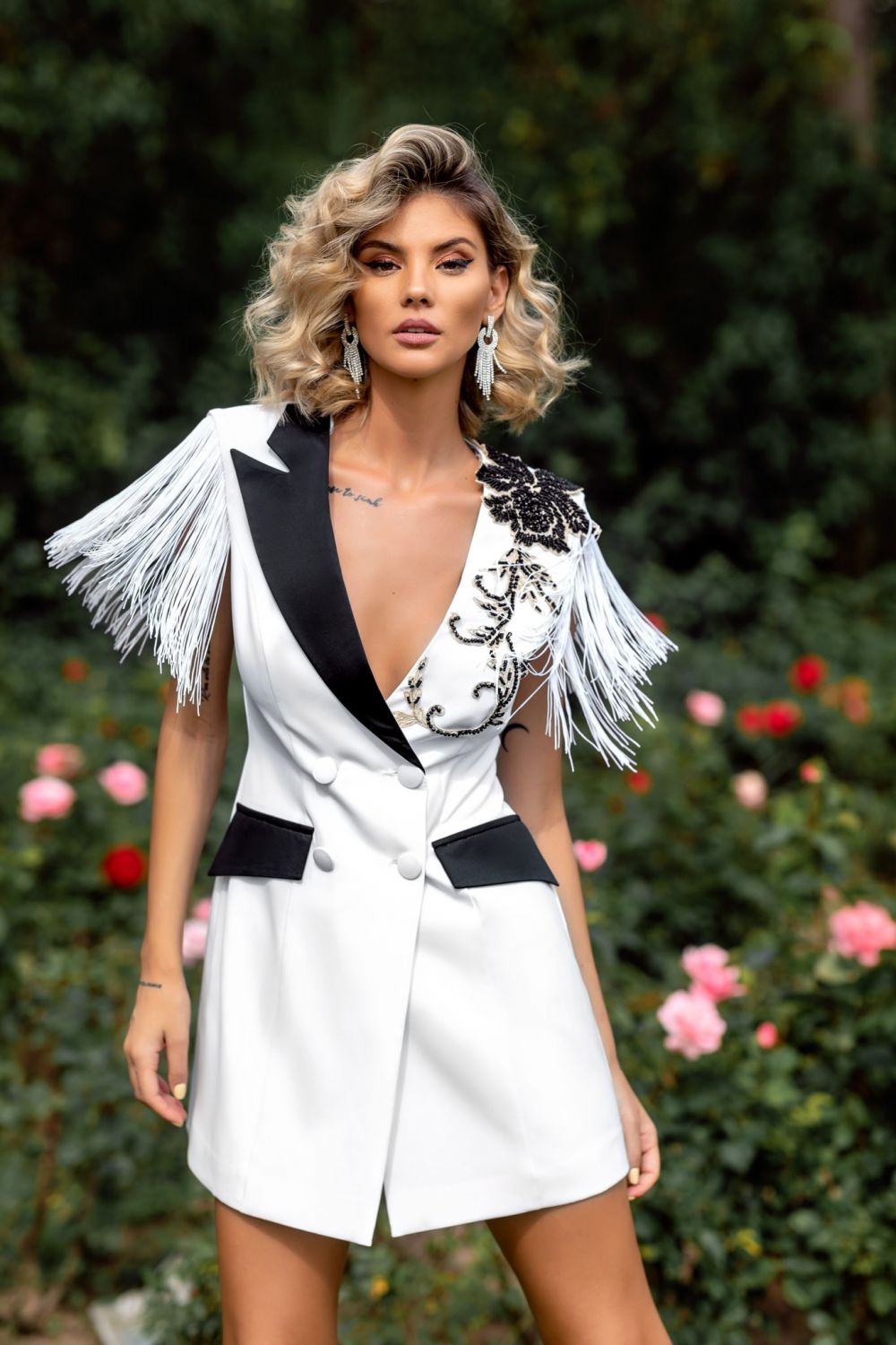 Abito blazer con inserti in pizzo e perline